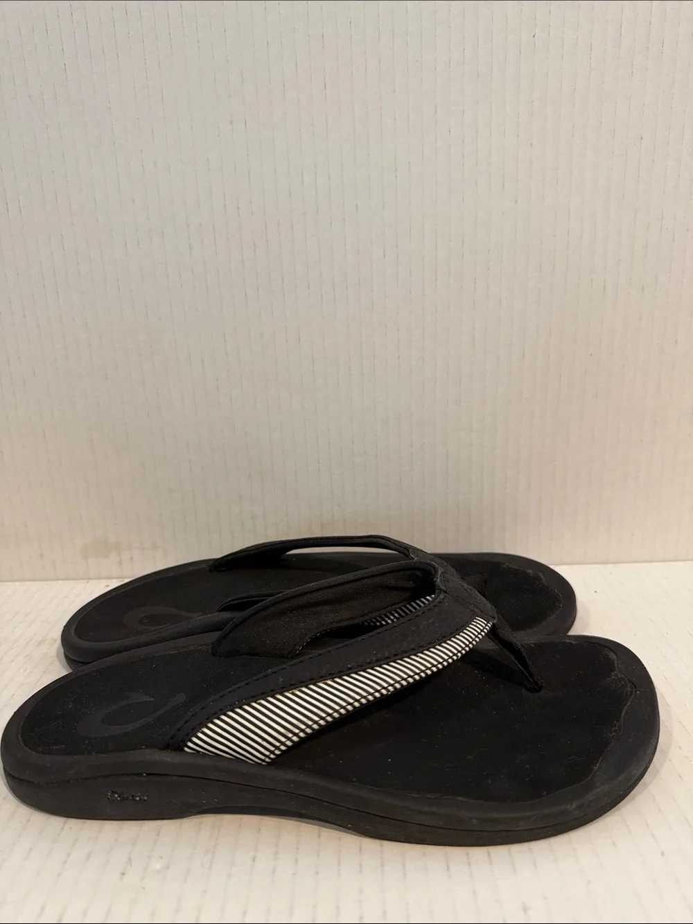 OluKai O’hana Women's Black Flip Flop Sandals with Striped Thong Strap (sz 6)